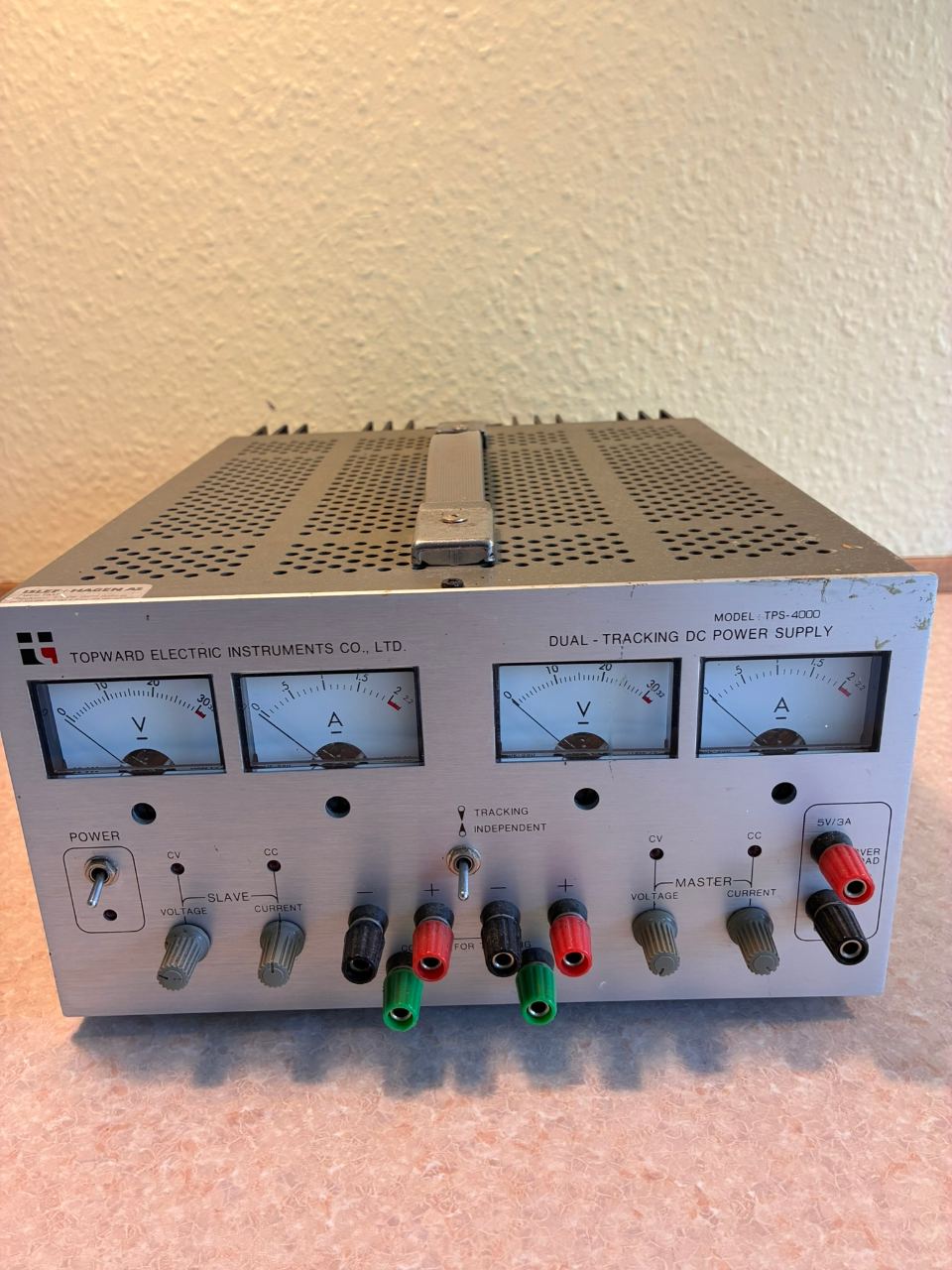 Laboratorie strømforsyning DUAL tracking 2 x 0-30V (0-5A)