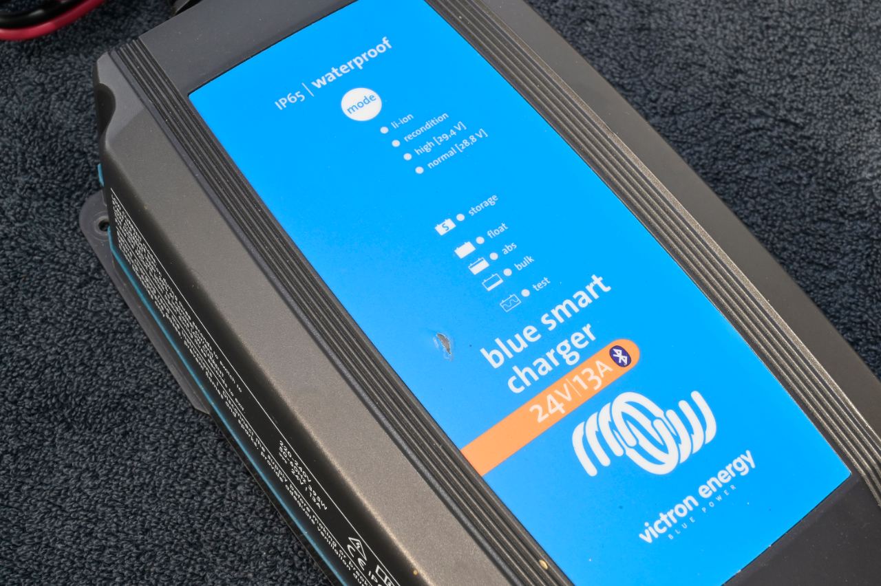 Intelligent batterilader til 24 V DC