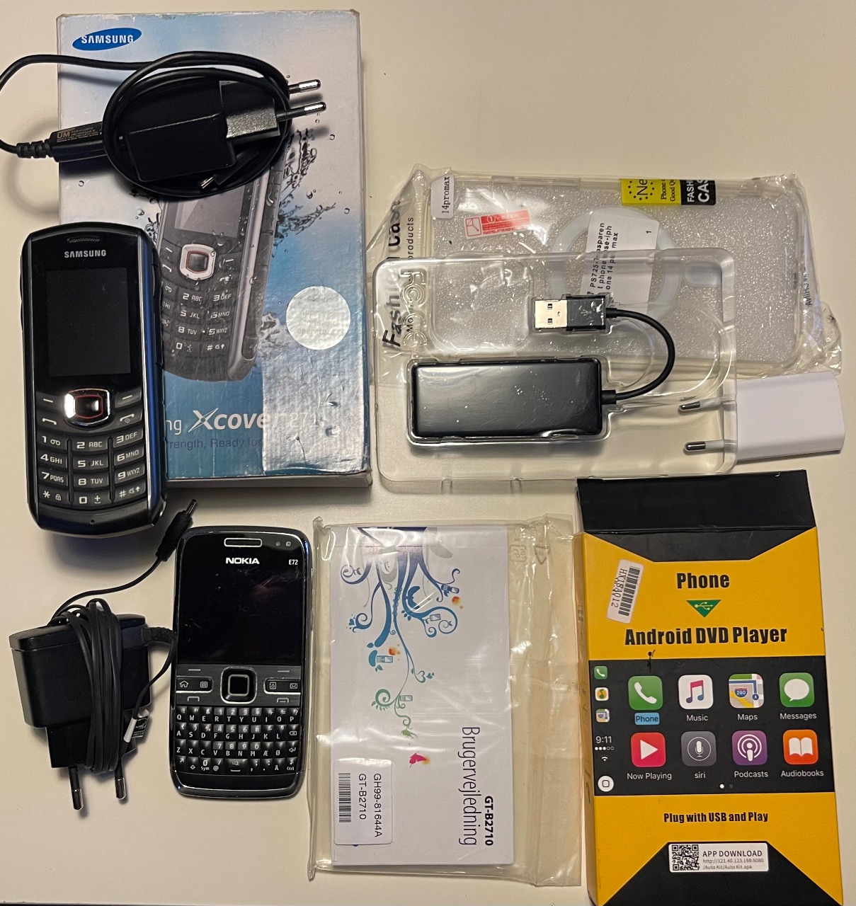 Kasse med telefoner mm.