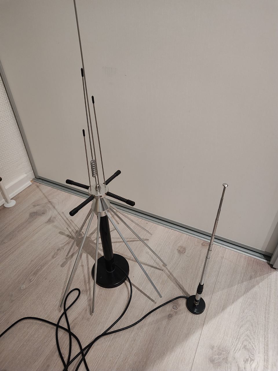 2 scannerantenner – bredbåndsantenne og teleskopantenne