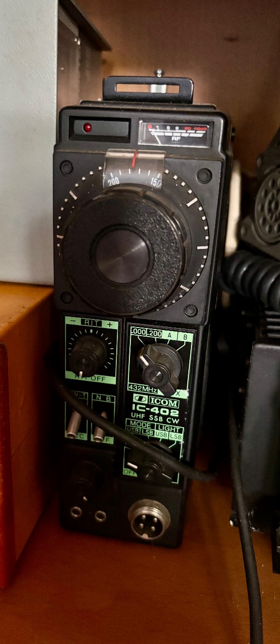 Klassisk Icom IC-402 UHF SSB/CW bærbar transceiver