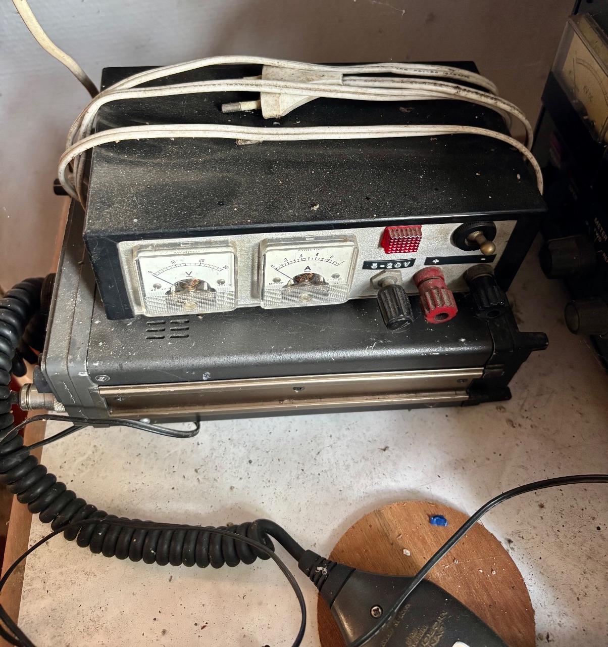 Strømforsyning (3-20V) med analoge Kyoritsu-metre