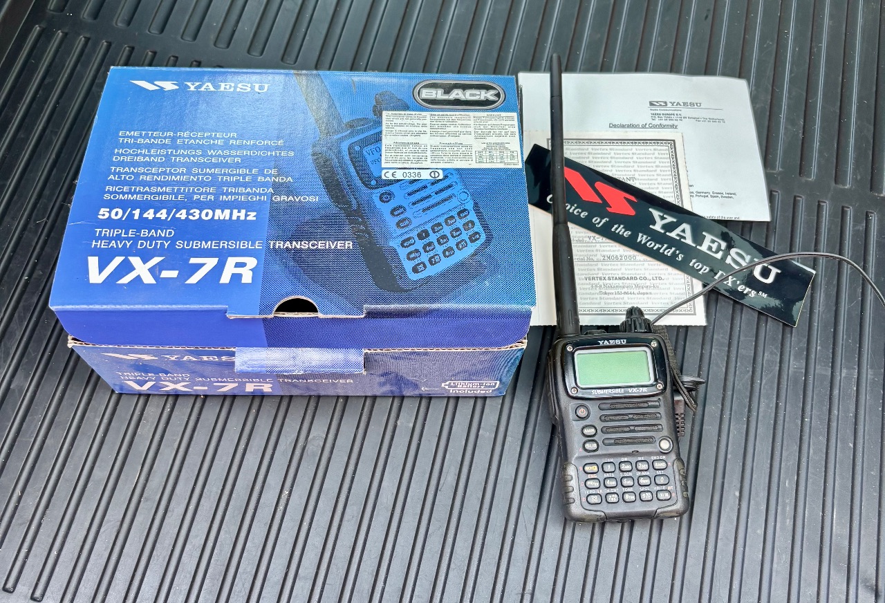 2. Yaesu VX-7R tri-band håndstation - flot stand med papirer