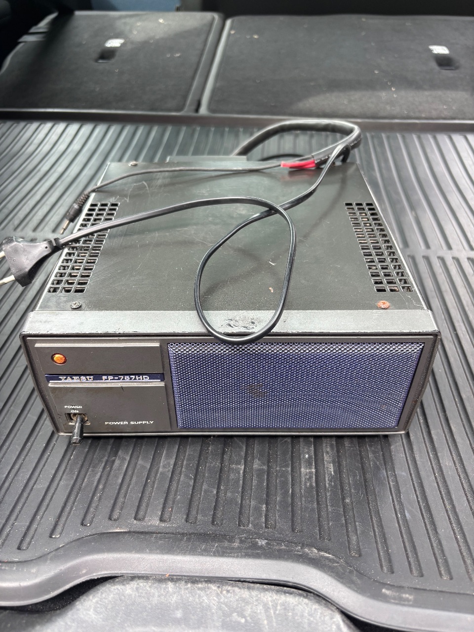 18. Yaesu FP-757HD strømforsyning med indbygget højttaler