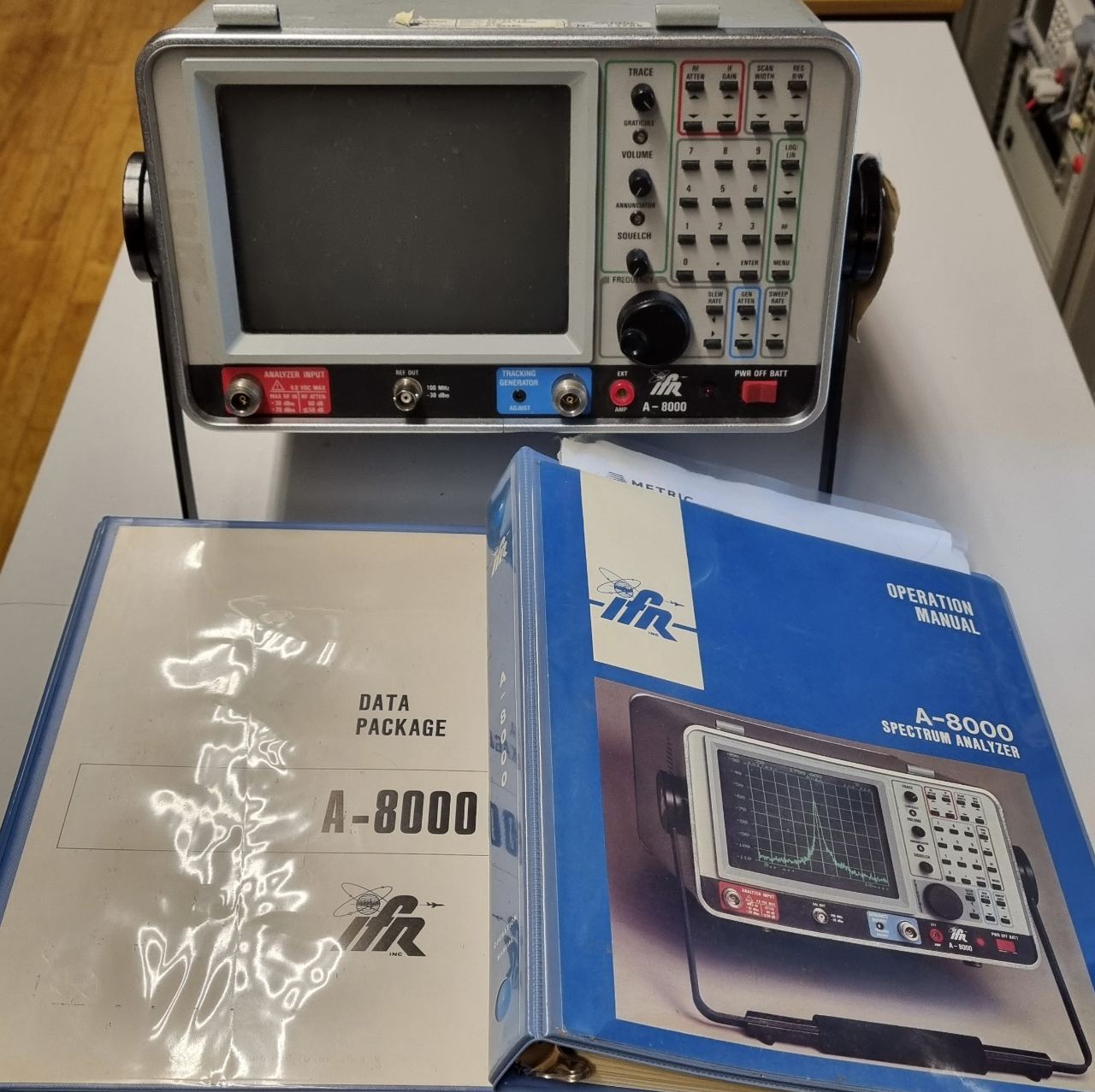 IFR A-8000 spectrumanalyzer med trackinggenerator
