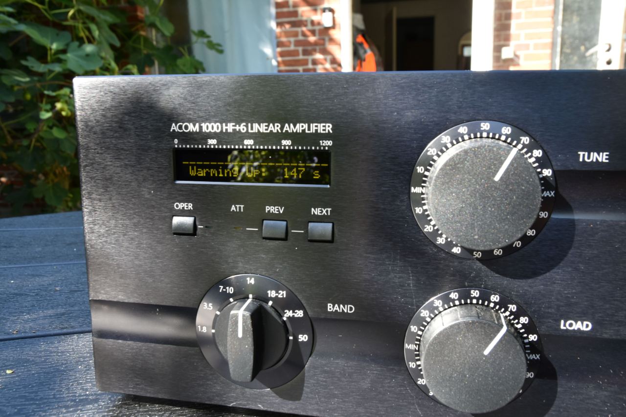 ACOM 1000 HF-6 1000W PA trin
