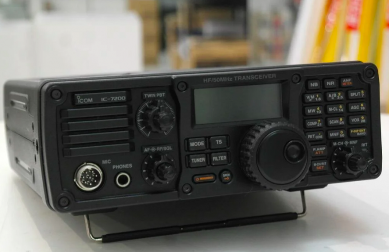 Icom IC-7200 with carry handles