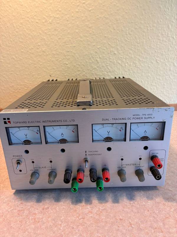 Laboratorie strømforsyning DUAL tracking 2 x 0-30V (0-5A)