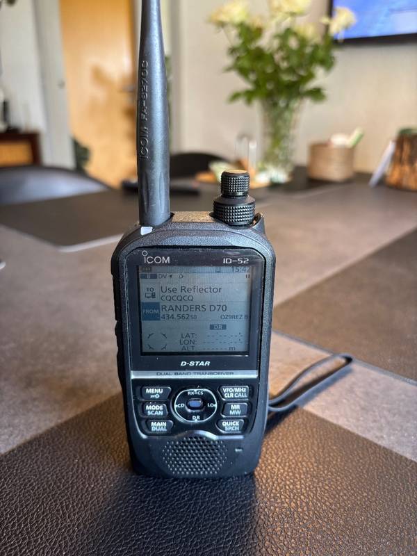 Icom ID52A