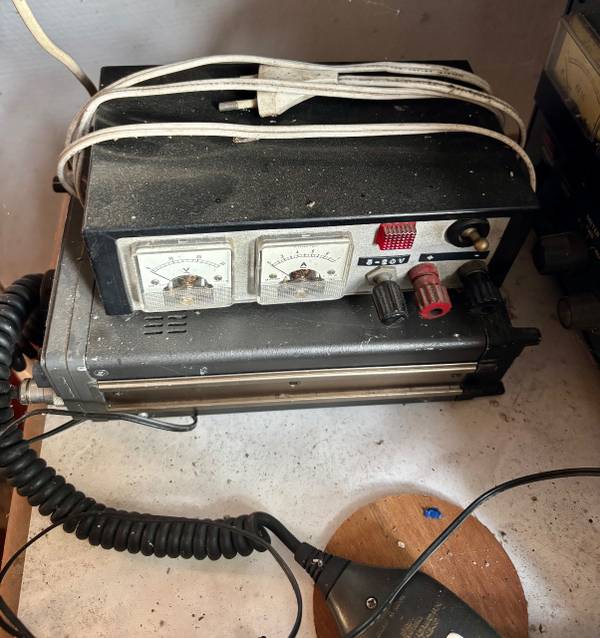 8. Strømforsyning (3-20V) med analoge Kyoritsu-metre