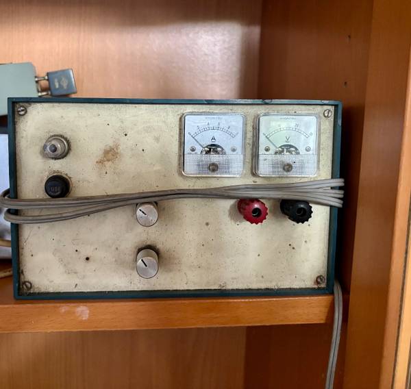 Ældre justerbar PSU med Kyoritsu metre