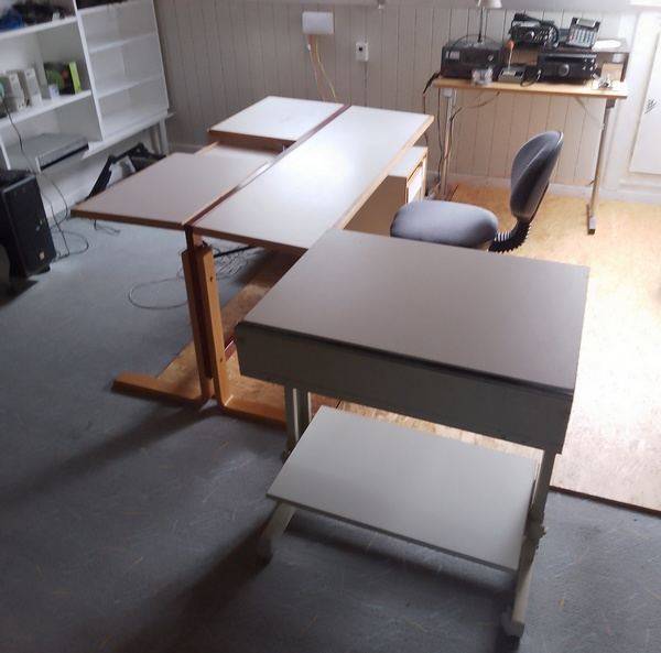 Dejlig arbejdsplads med radio og computer.
