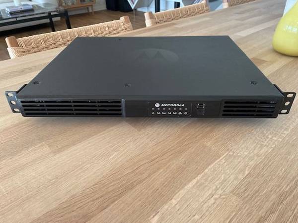 Motorola SLR 5500 UHF FM/DMR UHF repeater
