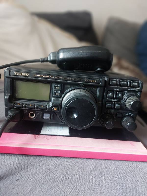 Yaesu FT-897 god stand