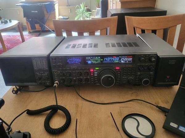 Yaesu FT 2000 D